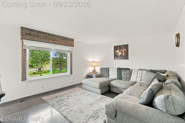 811 N Ortonville Road, Groveland Township, MI 48462