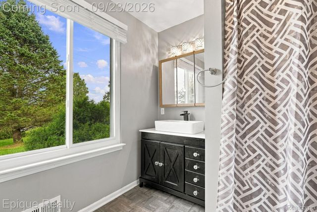 811 N Ortonville Road, Groveland Township, MI 48462