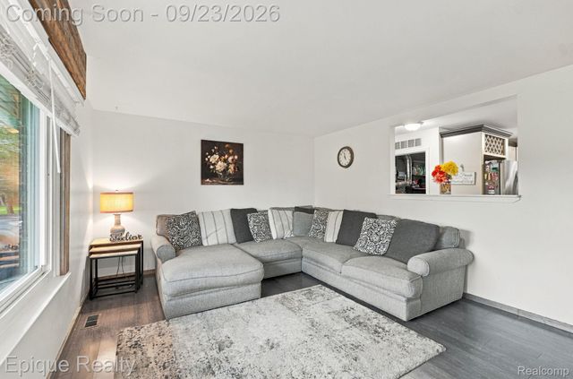 811 N Ortonville Road, Groveland Township, MI 48462