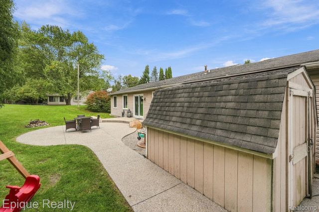 811 N Ortonville Road, Groveland Township, MI 48462