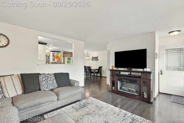 811 N Ortonville Road, Groveland Township, MI 48462