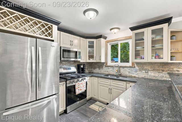 811 N Ortonville Road, Groveland Township, MI 48462