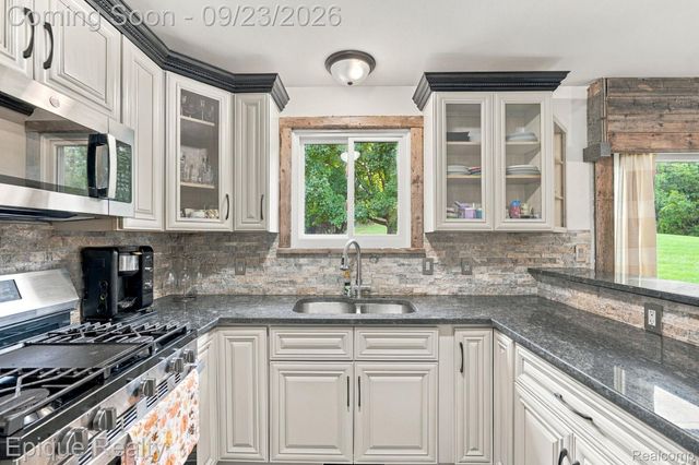 811 N Ortonville Road, Groveland Township, MI 48462