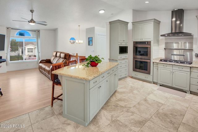 2113 N 2220, Clinton, UT 84015