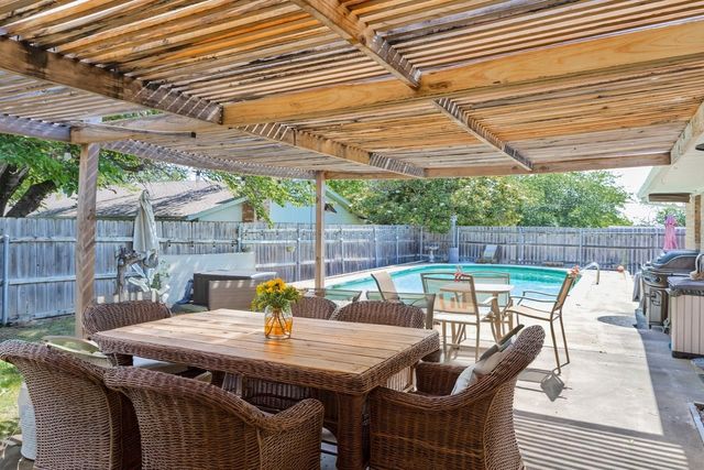 403 E Charles Street, Decatur, TX 76234