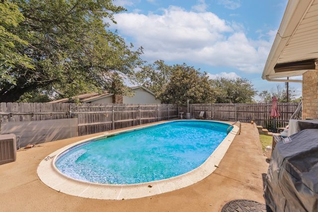 403 E Charles Street, Decatur, TX 76234