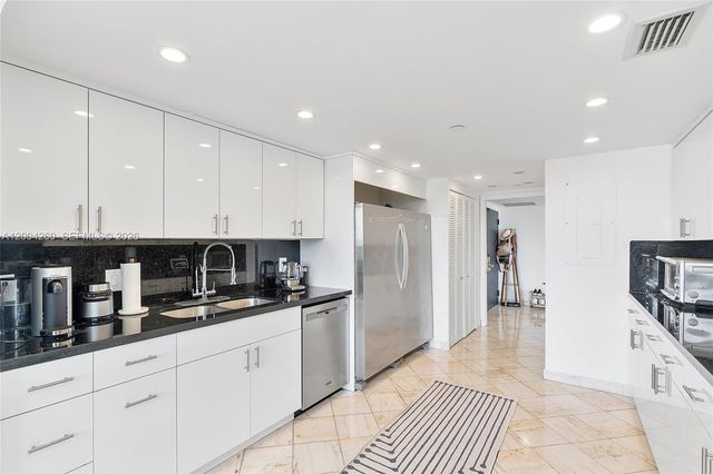 11113 Biscayne Blvd 2051, Miami, FL 33181