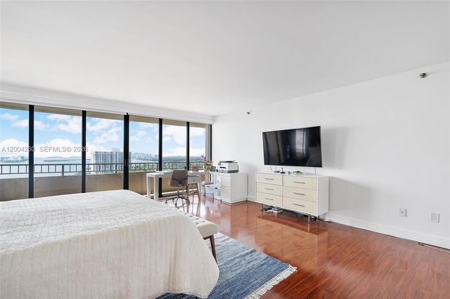 11113 Biscayne Blvd 2051, Miami, FL 33181