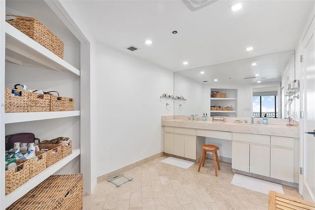 11113 Biscayne Blvd 2051, Miami, FL 33181