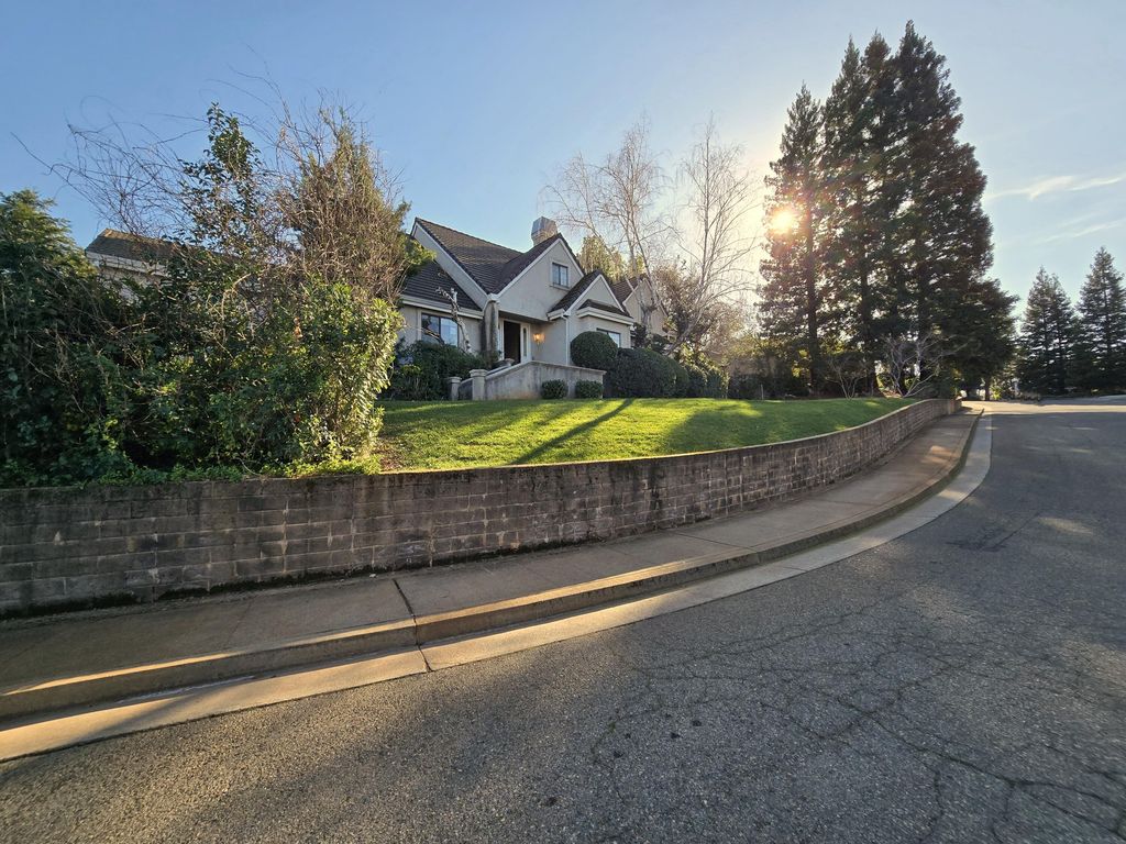 531 Aurora Place, Redding, CA 96001