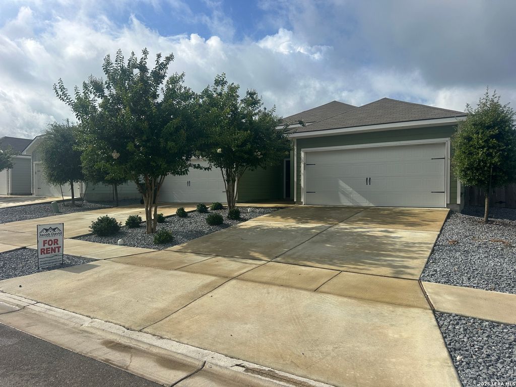 625 Heathers Way, Seguin, TX 78155