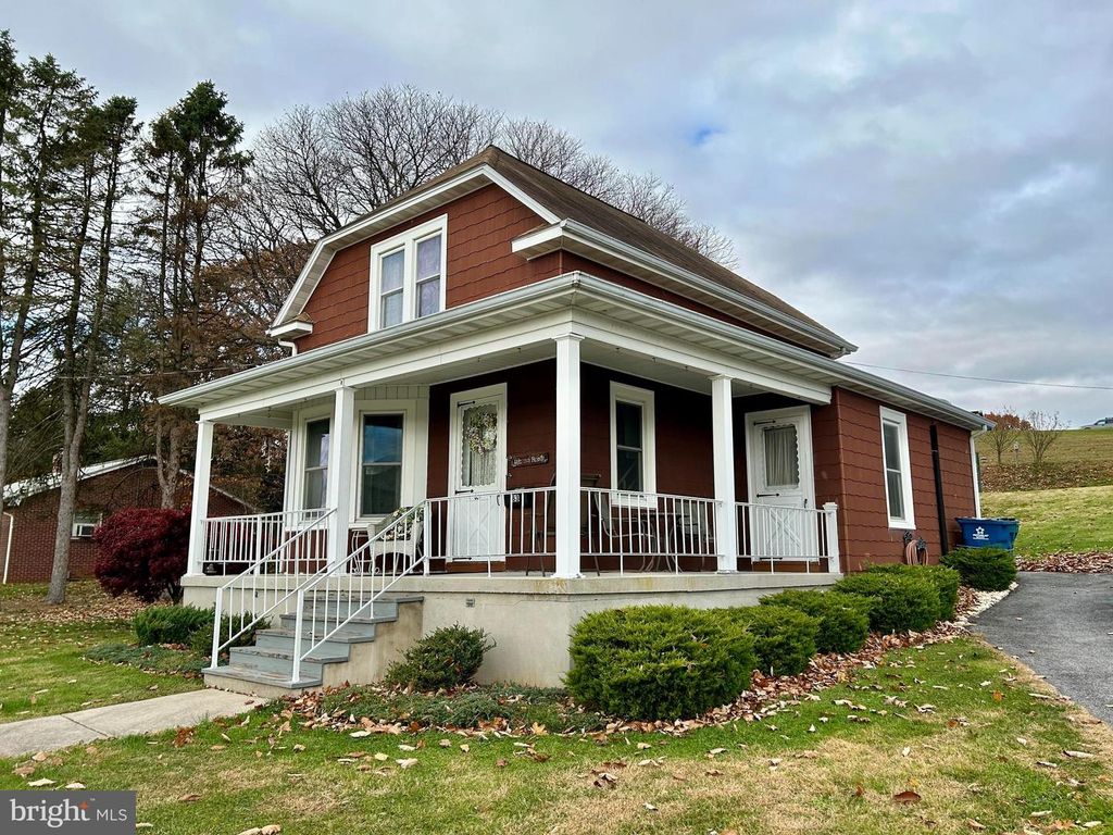 83 E YORK AVE, Spring Grove, PA 17362