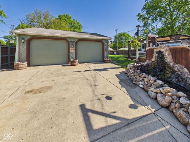 318 Vasbinder Drive, Chesterfield, IN 46017