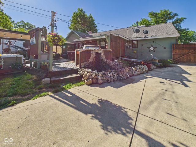 318 Vasbinder Drive, Chesterfield, IN 46017