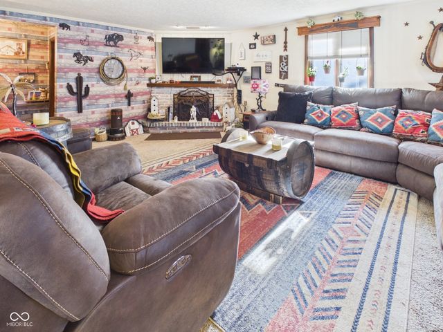 318 Vasbinder Drive, Chesterfield, IN 46017