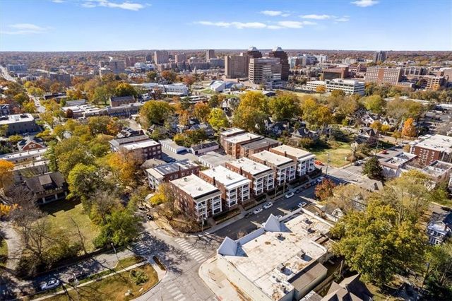 311 E 43rd Street 3W, Kansas City, MO 64111