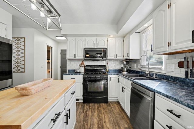 57279 Pine View Drive, South Bend, IN 46619