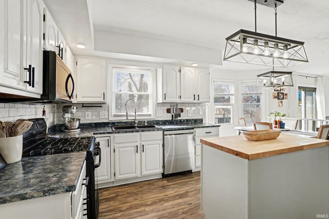 57279 Pine View Drive, South Bend, IN 46619