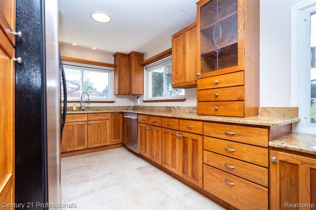 6361 Emerald Lake Drive, Troy, MI 48085