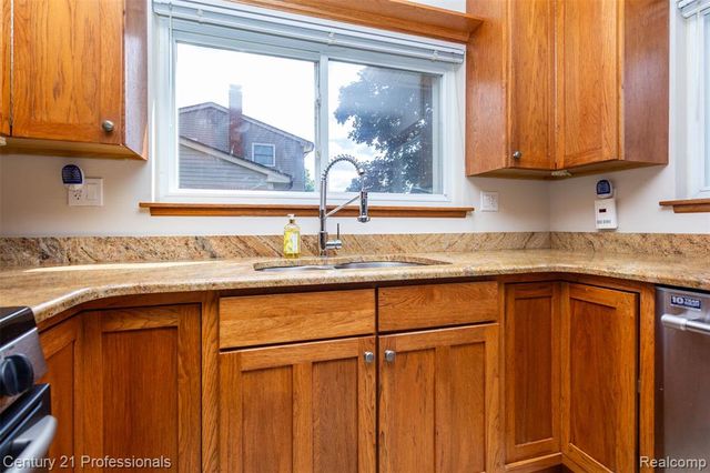 6361 Emerald Lake Drive, Troy, MI 48085