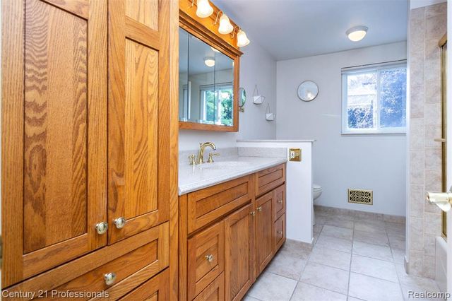 6361 Emerald Lake Drive, Troy, MI 48085