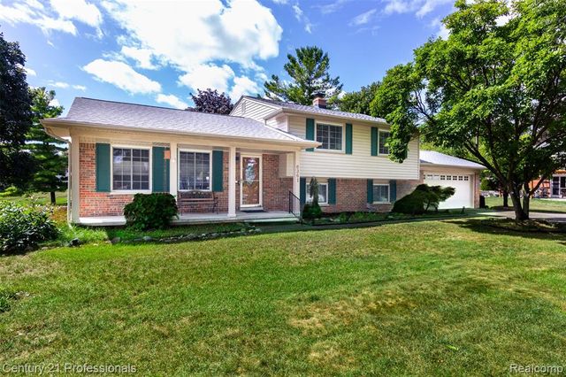 6361 Emerald Lake Drive, Troy, MI 48085