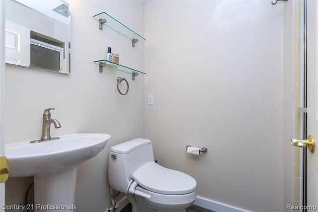 6361 Emerald Lake Drive, Troy, MI 48085