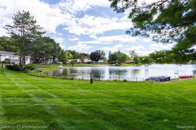 6361 Emerald Lake Drive, Troy, MI 48085