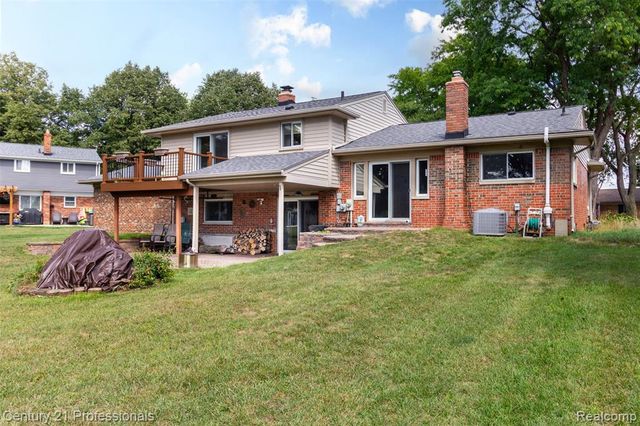 6361 Emerald Lake Drive, Troy, MI 48085
