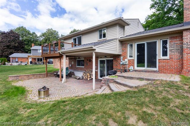 6361 Emerald Lake Drive, Troy, MI 48085