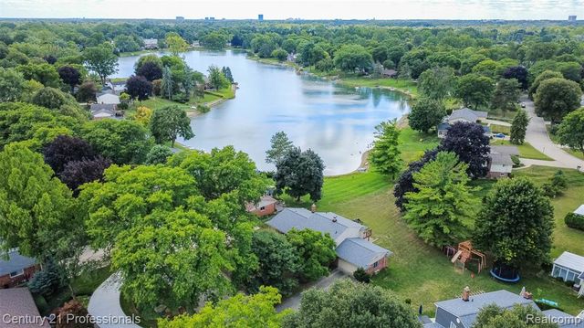 6361 Emerald Lake Drive, Troy, MI 48085