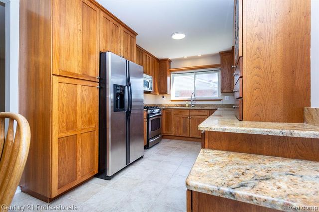 6361 Emerald Lake Drive, Troy, MI 48085