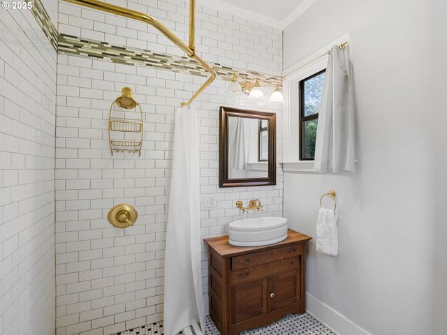 131 Ne TILLAMOOK St, Portland, OR 97212