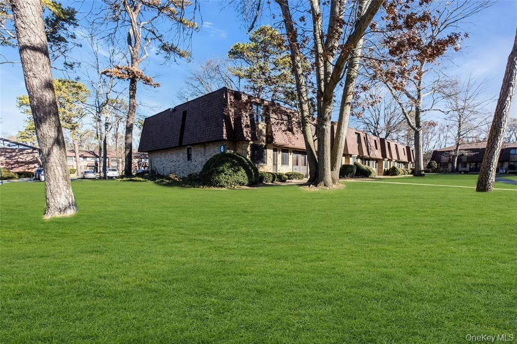 33 Newbrook Lane 33, Bay Shore, NY 11706
