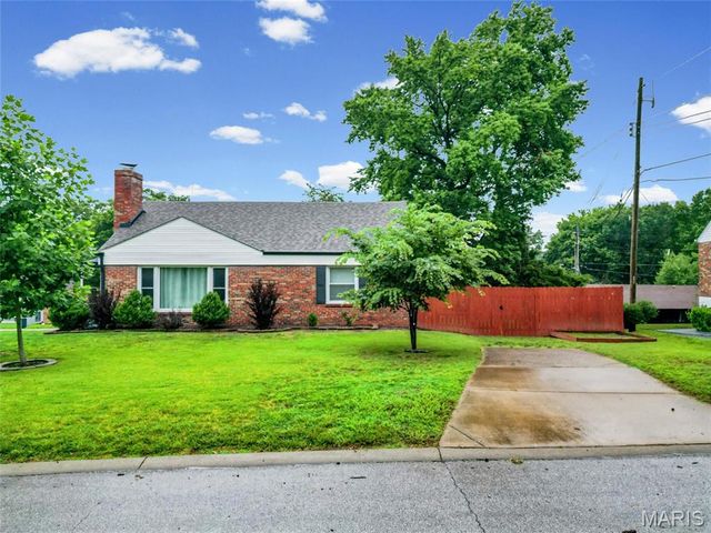 7045 Deerpath Drive, Affton, MO 63123