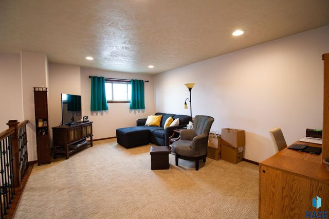 2505 S Kinderhook Ave, Sioux Falls, SD 57106