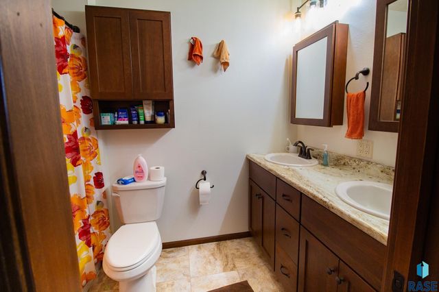 2505 S Kinderhook Ave, Sioux Falls, SD 57106
