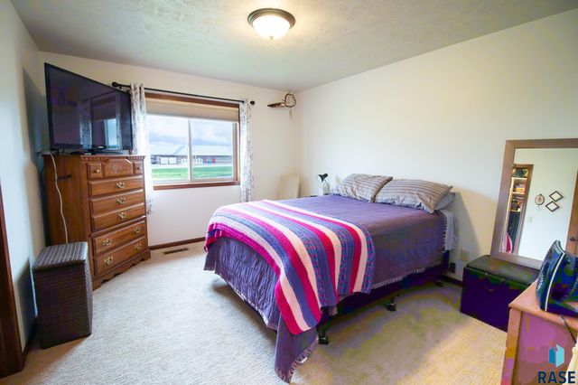 2505 S Kinderhook Ave, Sioux Falls, SD 57106