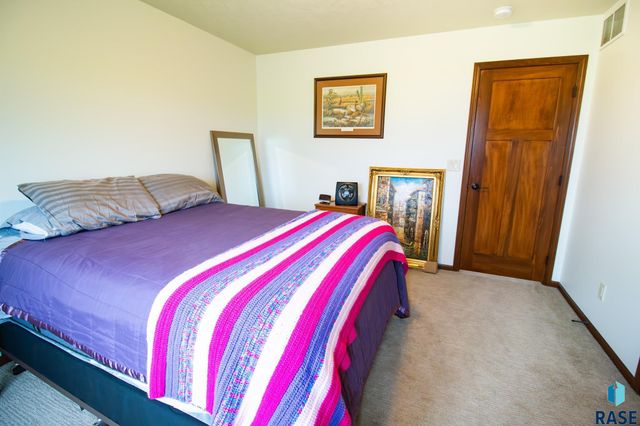 2505 S Kinderhook Ave, Sioux Falls, SD 57106