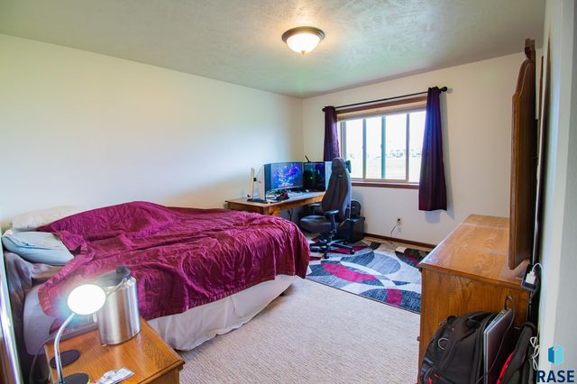 2505 S Kinderhook Ave, Sioux Falls, SD 57106
