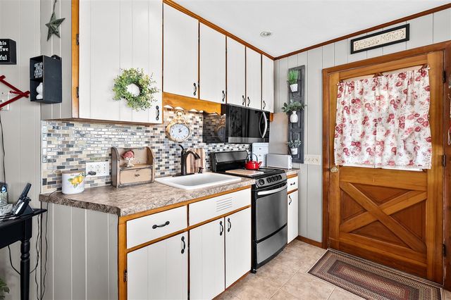 2282 Parker Drive, Wayland, MI 49348