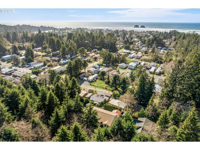 947 S JUNIPER St, Rockaway Beach, OR 97136