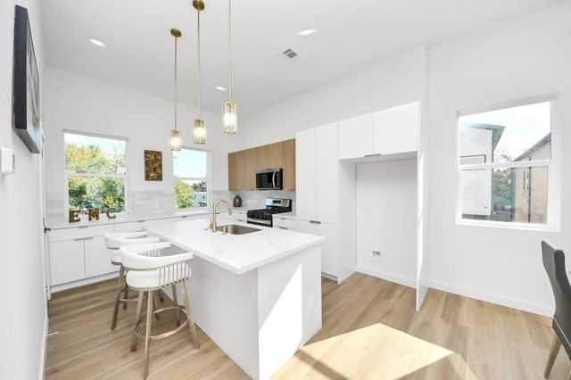 1216 E 34th Street C, Houston, TX 77022