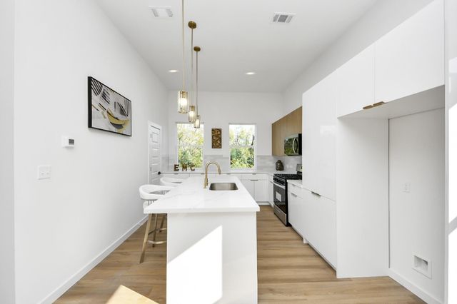 1216 E 34th Street C, Houston, TX 77022