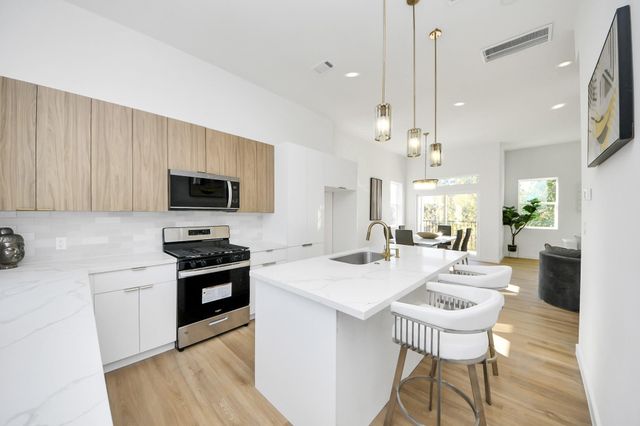 1216 E 34th Street C, Houston, TX 77022