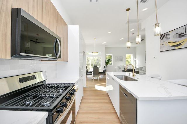 1216 E 34th Street C, Houston, TX 77022