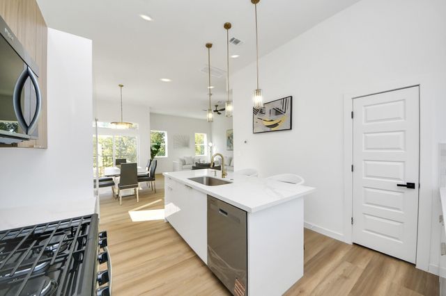 1216 E 34th Street C, Houston, TX 77022