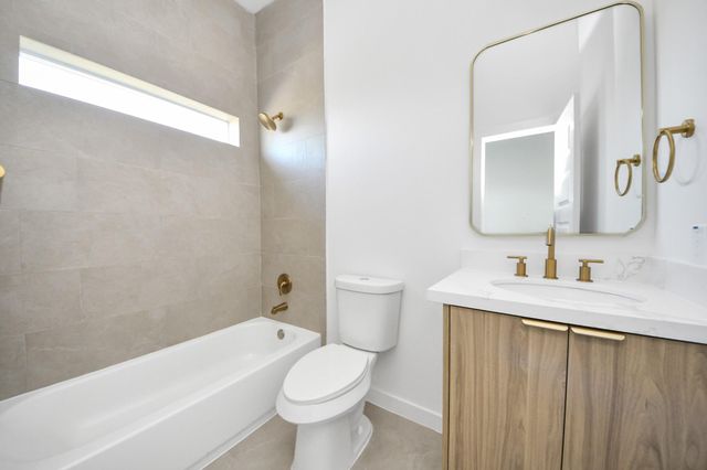 1216 E 34th Street C, Houston, TX 77022