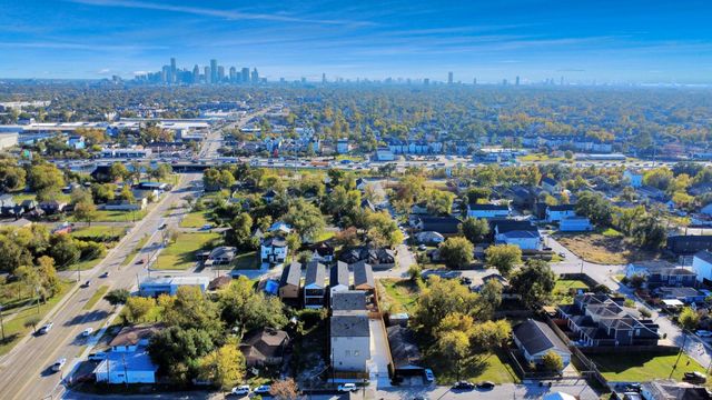 1216 E 34th Street C, Houston, TX 77022