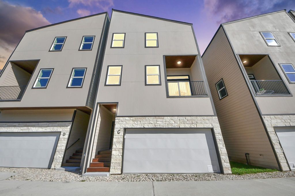 1216 E 34th Street C, Houston, TX 77022